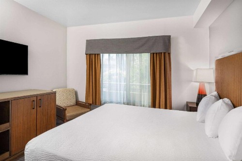 Ramada by Wyndham Bakersfield - image 24