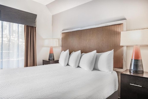 Ramada by Wyndham Bakersfield - image 39