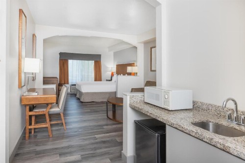 Ramada by Wyndham Bakersfield - image 44