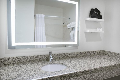Ramada by Wyndham Bakersfield - image 47