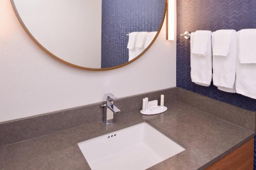 Fairfield Inn and Suites by Marriott Bakersfield Central - image 16