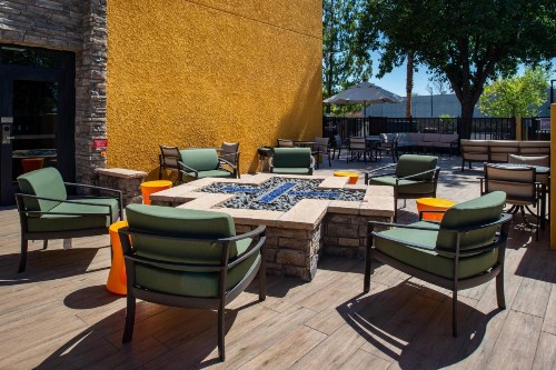 Fairfield Inn and Suites by Marriott Bakersfield Central - image 2