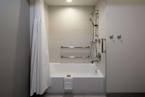 DoubleTree by Hilton Bakersfield - image 10