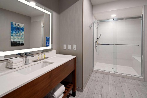 DoubleTree by Hilton Bakersfield - image 14