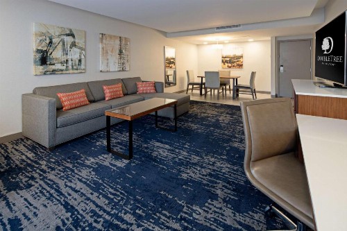 DoubleTree by Hilton Bakersfield - image 15