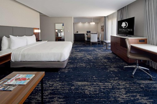 DoubleTree by Hilton Bakersfield - image 18