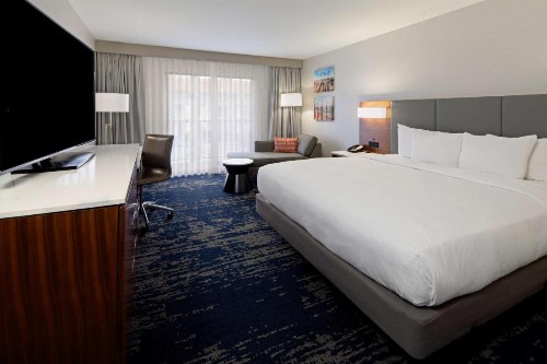DoubleTree by Hilton Bakersfield - image 21