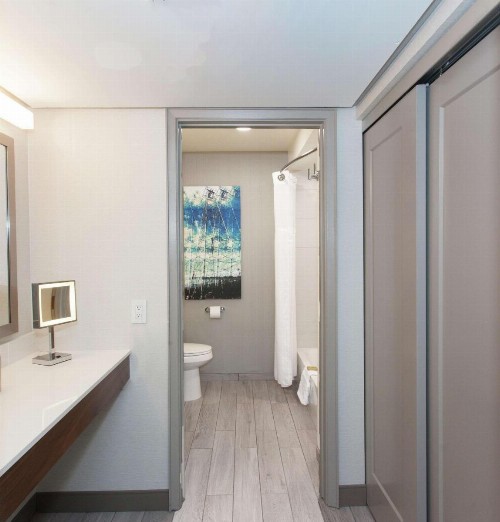 DoubleTree by Hilton Bakersfield - image 9