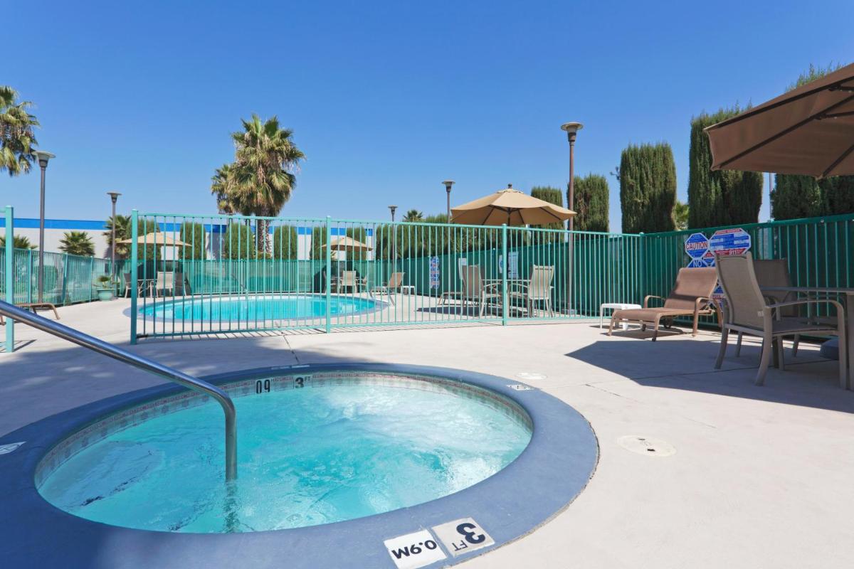 Holiday Inn Express Bakersfield an IHG Hotel - image 2