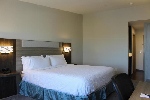 Holiday Inn Express Bakersfield an IHG Hotel - image 20