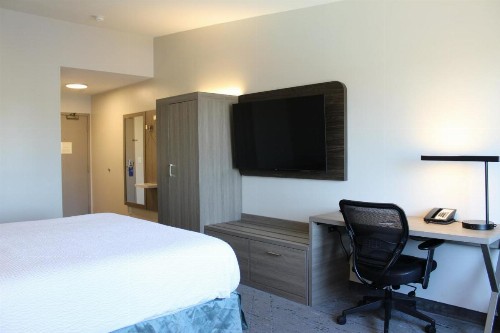Holiday Inn Express Bakersfield an IHG Hotel - image 21