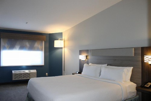 Holiday Inn Express Bakersfield an IHG Hotel - image 22