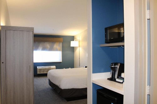 Holiday Inn Express Bakersfield an IHG Hotel - image 23