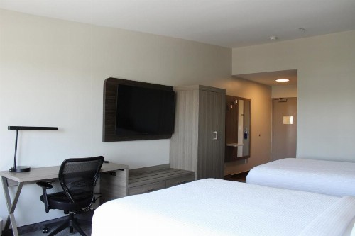 Holiday Inn Express Bakersfield an IHG Hotel - image 24