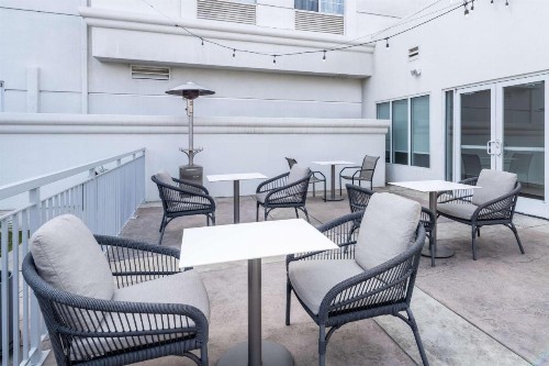 Hilton Garden Inn Bakersfield - image 2