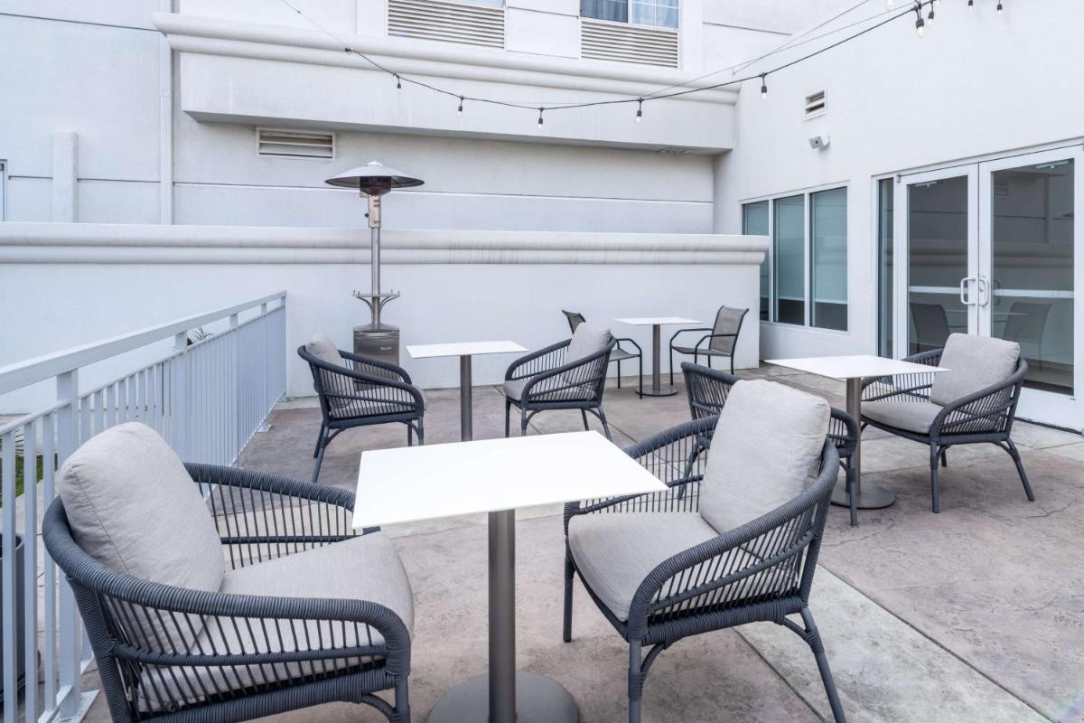 Hilton Garden Inn Bakersfield - image 2