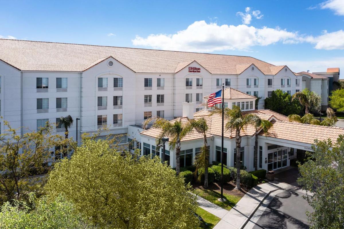 Hilton Garden Inn Bakersfield - image 3
