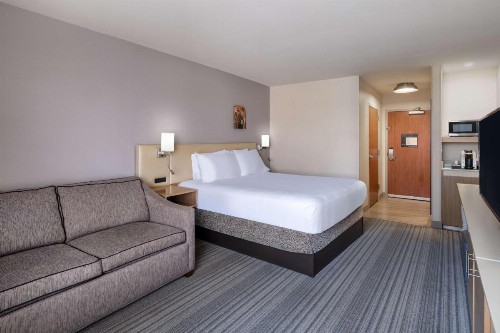 Hilton Garden Inn Bakersfield - image 30