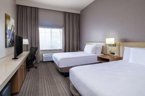 Hilton Garden Inn Bakersfield - image 32