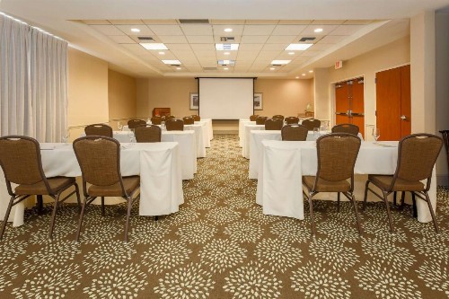 Hilton Garden Inn Bakersfield - image 36