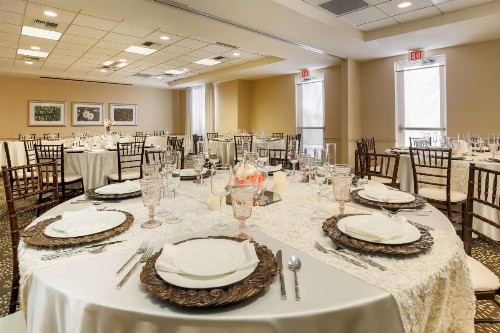 Hilton Garden Inn Bakersfield - image 37