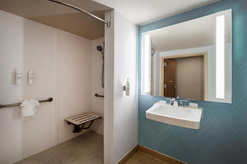 Hilton Garden Inn Bakersfield - image 42