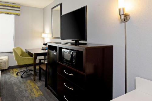 Hampton Inn and Suites Bakersfield / Highway 58 - image 20