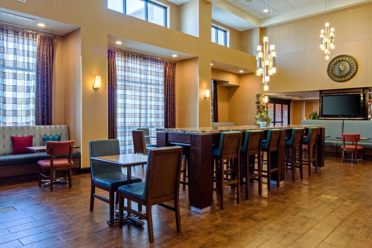 Hampton Inn and Suites Bakersfield / Highway 58 - image 5