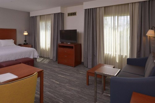 Hampton Inn and Suites Bakersfield North-Airport - image 2