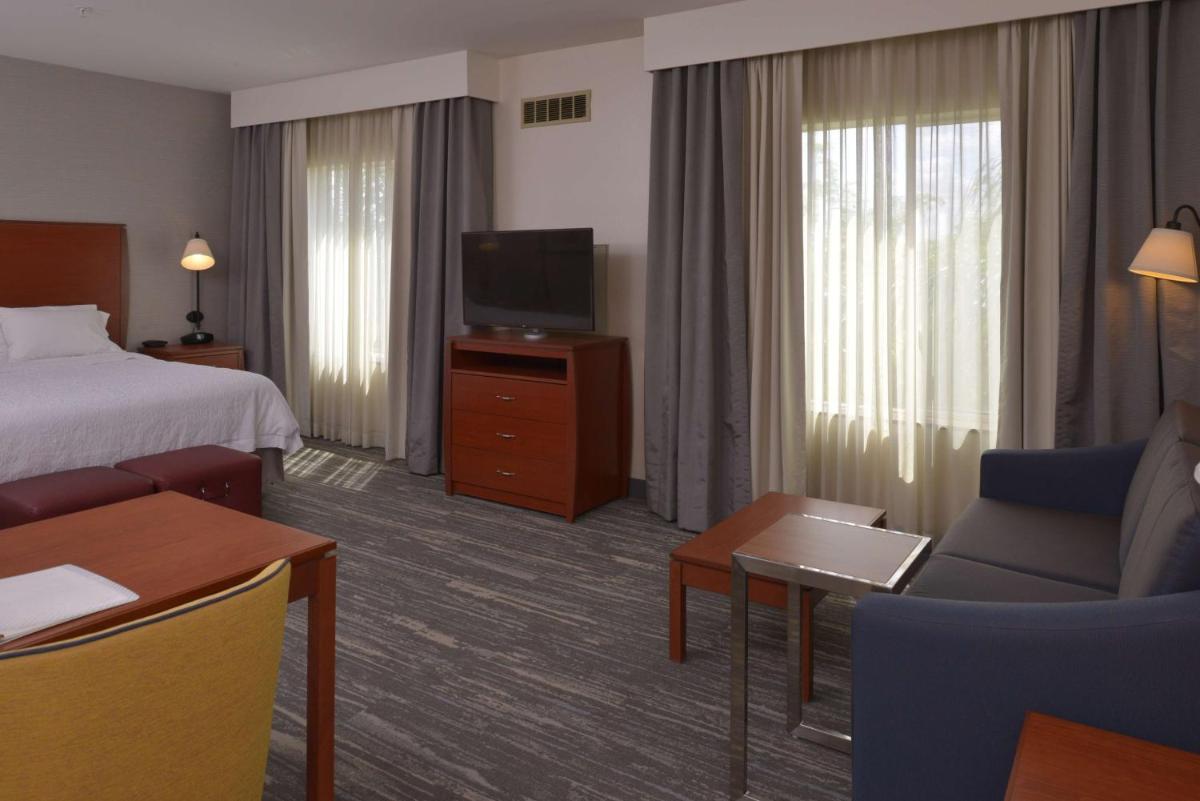 Hampton Inn and Suites Bakersfield North-Airport - image 2