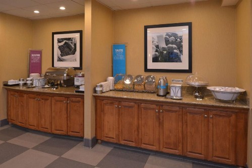 Hampton Inn and Suites Bakersfield North-Airport - image 20