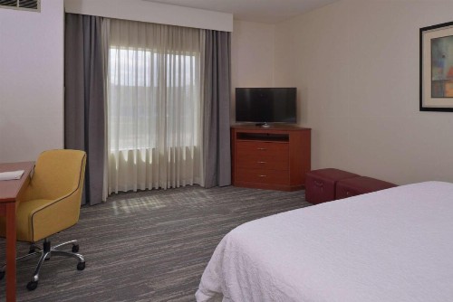 Hampton Inn and Suites Bakersfield North-Airport - image 22