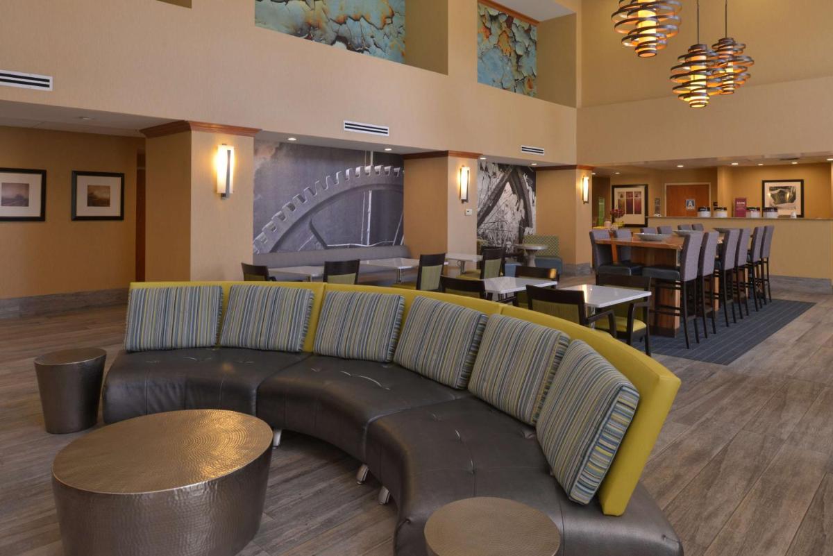 Hampton Inn and Suites Bakersfield North-Airport - image 4
