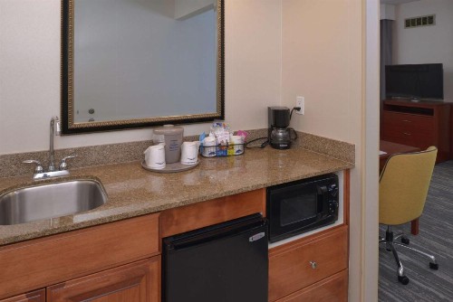 Hampton Inn and Suites Bakersfield North-Airport - image 5