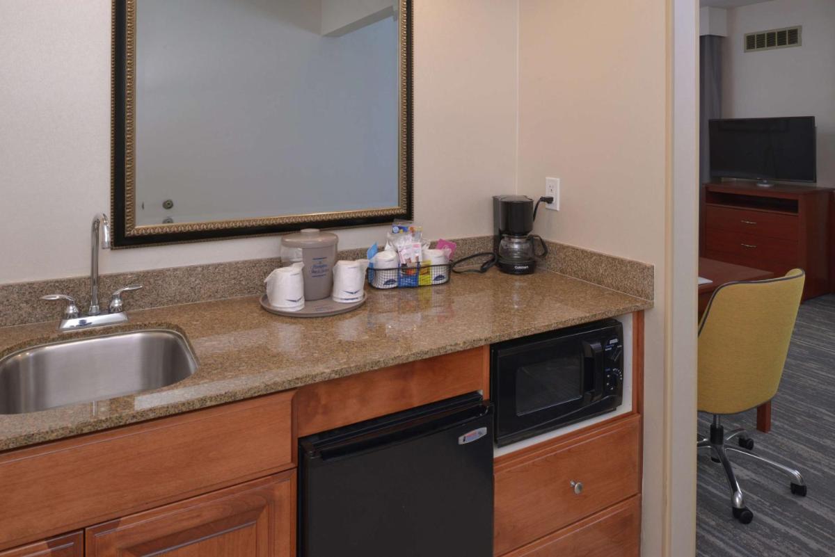 Hampton Inn and Suites Bakersfield North-Airport - image 5