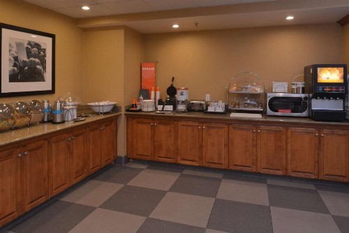 Hampton Inn and Suites Bakersfield North-Airport - image 7