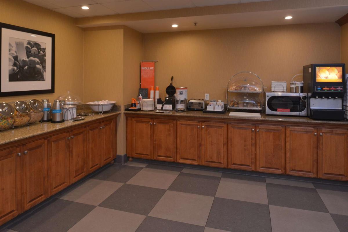 Hampton Inn and Suites Bakersfield North-Airport - image 7