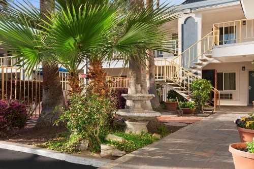 Travelodge by Wyndham Bakersfield - image 3