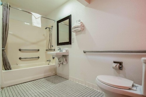 Motel 6-Bakersfield CA - Airport - image 20