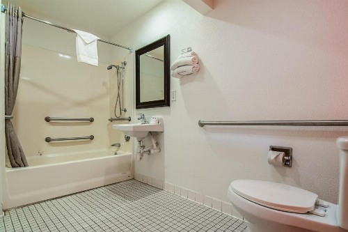 Motel 6-Bakersfield CA - Airport - image 46
