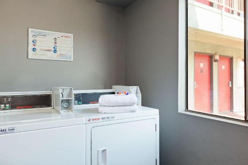 Americas Best Value Inn and Suites Bakersfield Central - image 12