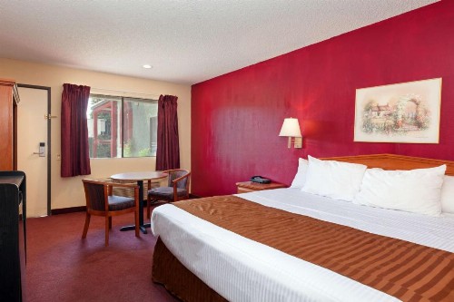 Americas Best Value Inn and Suites Bakersfield Central - image 15
