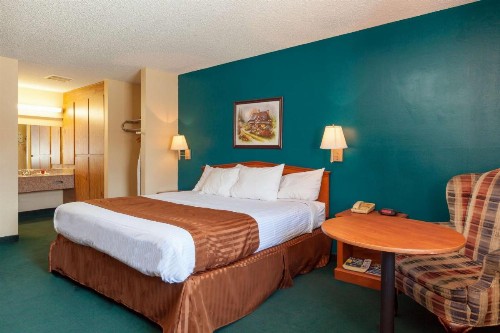 Americas Best Value Inn and Suites Bakersfield Central - image 18