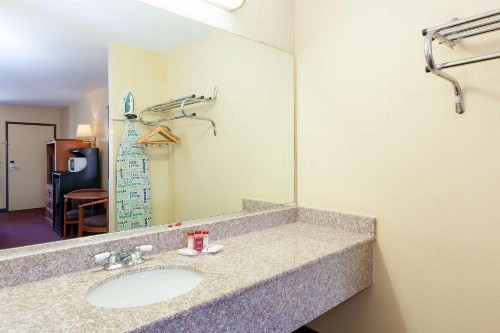 Americas Best Value Inn and Suites Bakersfield Central - image 2