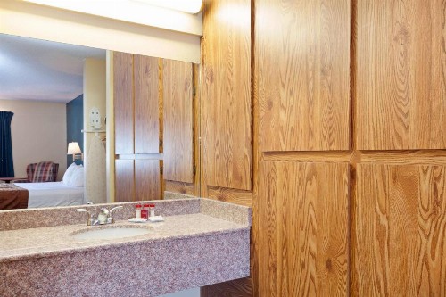 Americas Best Value Inn and Suites Bakersfield Central - image 20