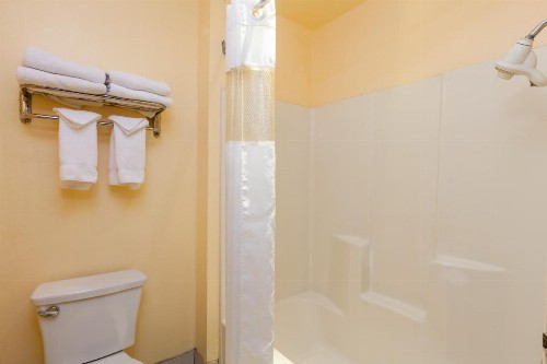 Americas Best Value Inn and Suites Bakersfield Central - image 5
