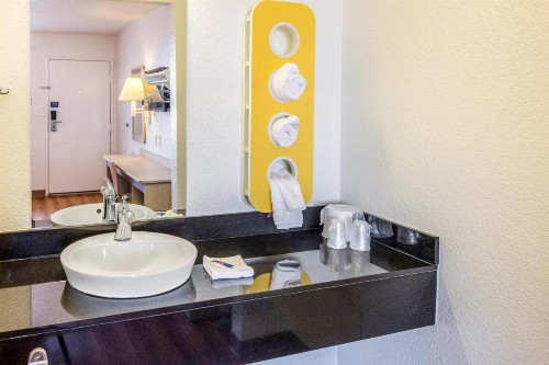 Motel 6-Bakersfield CA - Convention Center - image 24
