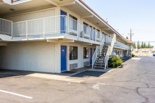 Motel 6-Bakersfield CA - Convention Center - image 3