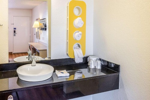 Motel 6-Bakersfield CA - Convention Center - image 48