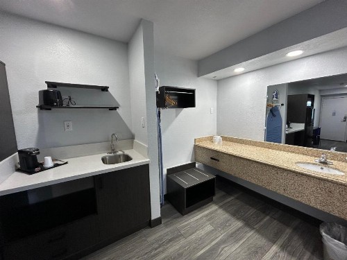 Bakersfield Inn & Suites - image 10